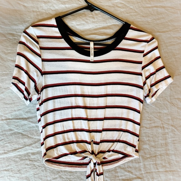 Active USA Tops - Tie-Front Crop